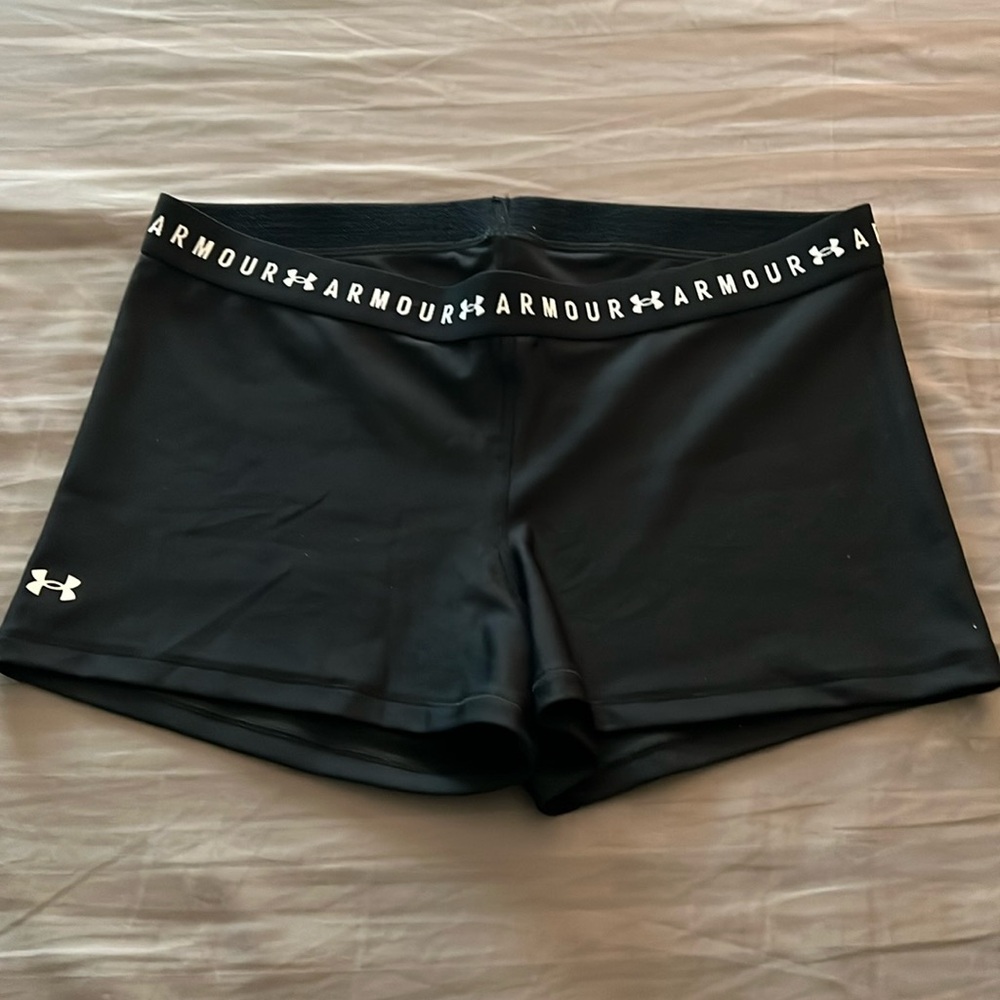 Women’s Under Armour XXL 2 inch inseam black and white shorts